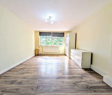 Room in a Shared Flat, West House Close, SW19 - Photo 3