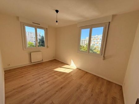 Location Appartement 3 pièces 66m² ST ETIENNE 42100 - Photo 3