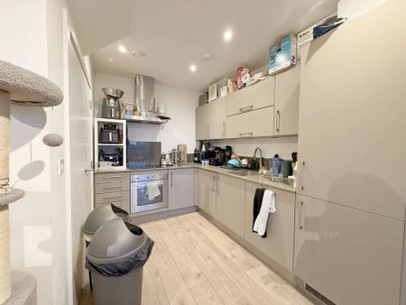 2 bedroom flat in London - Photo 3