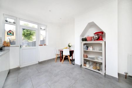 Broomwood Road, London, SW11 - Photo 3