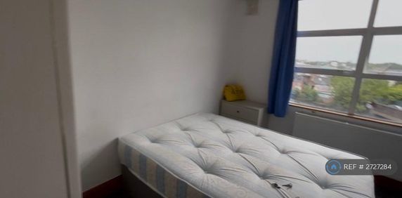 1 bedroom in a flat share to rent - Photo 2
