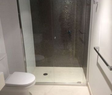 Modern 2 Bedroom Apartment with City Views in Melbourne CBD! - Photo 4