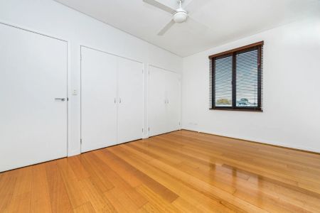 Spacious Top Floor Residence with Exceptional City Views - Photo 4