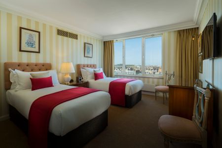 A Deluxe Four-Bedroom Apartment in South Kensington, London, W8 - Photo 2