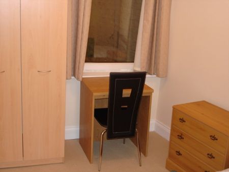 GOOD SIZED ROOMS - 4 BEDS - Photo 5