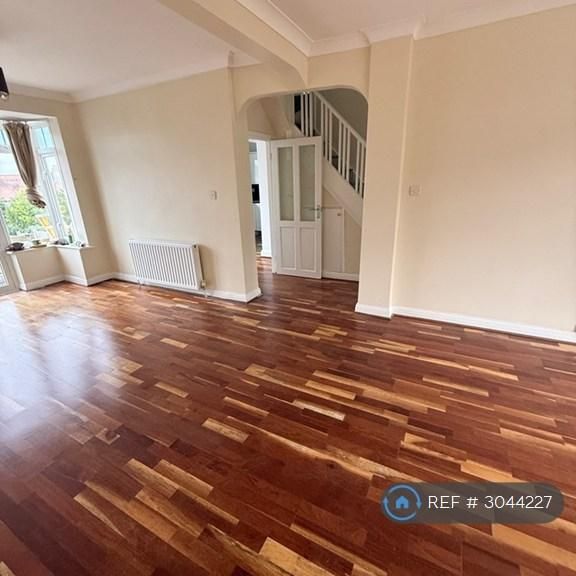 4 bedroom semi-detached house to rent - Photo 1