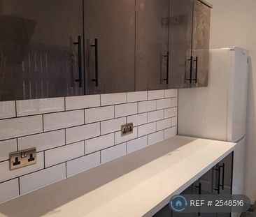 1 bedroom in a house share to rent - Photo 2