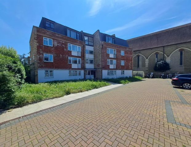 St. Barnabas Road, Mitcham CR4, London - Photo 1