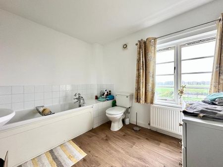 4 bedroom detached house to rent - Photo 4