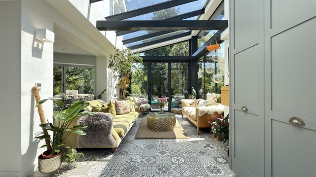 6 Bedroom House - Photo 1