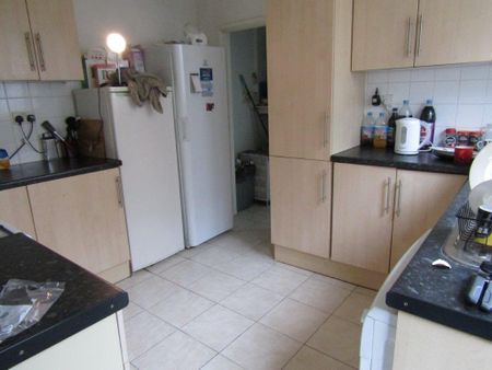 5 bedroom semi-detached house to rent - Photo 4