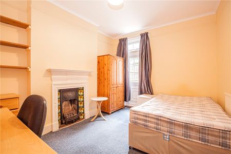 *SHARERS HOUSE* A large 5 bedroom house in this popular side road, suitable for professional sharers. Please note a new kitchen will be fitted before the start of the tenancy. - Photo 5