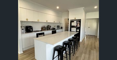 Experience Modern Luxury: 4-Bedroom Family Home - Photo 4