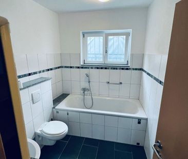 Freundliche 5-Zimmer-Wohnung mit Terrasse und Einbauküche in Steinen - Foto 1