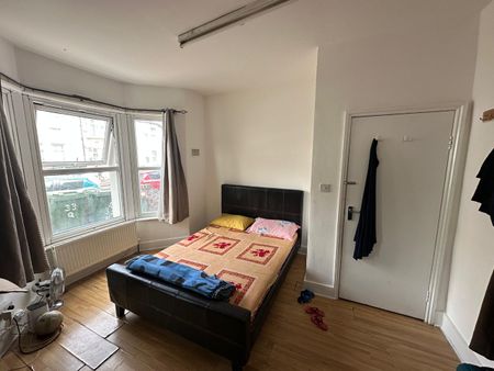 3 Bed Flat, Elizabeth Road, E6 - Photo 2