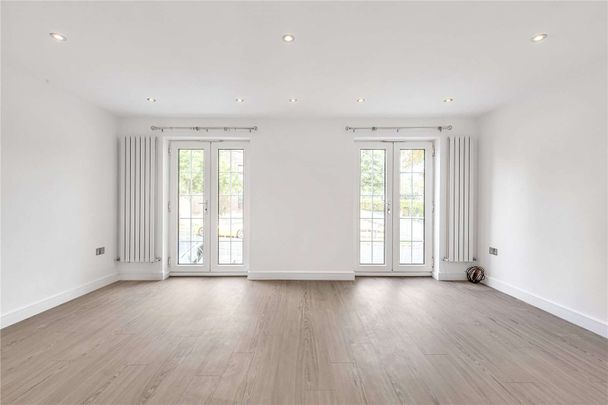 A fantastic five bedroom home which has just been renovated, benefitting with off-street parking. Located close to Wimbledon Village and overlooking the AELTC. - Photo 1