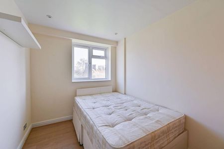 4 bedroom flat to rent - Photo 3