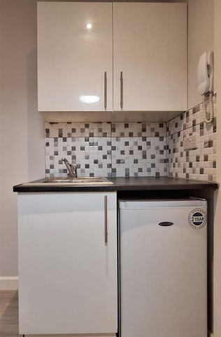 Sherwood Avenue, Greenford UB6, London - Photo 2