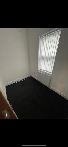 4 bedroom end of terrace house to rent - Photo 2