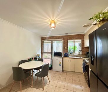 FABULOUS TOWN RESIDENCE LIVING WITH LOCK UP GARAGE - Photo 5