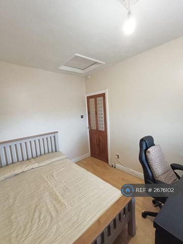 2 bedroom end of terrace house to rent - Photo 2