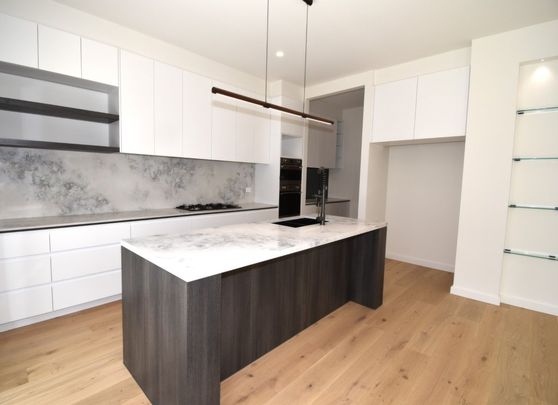 Brand-New Luxury Townhouse – a Perfect Blend of Style and Space - Photo 1