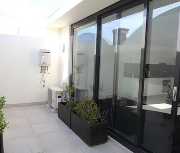 Stylish & Central 1-Bed Unit in Marrickville - Photo 4