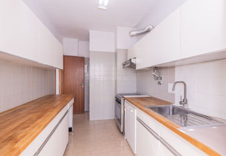 - Apartamento T2, c/ vista fantástica de mar em todas as divisões, elevador e lugar de garagem, situado em Oeiras - Photo 5