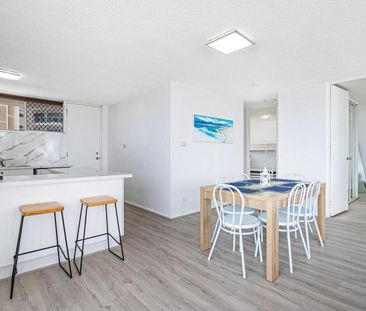 Beachfront 2 Bedroom Unit Furnished on The Esplanade Surfers Paradise - Photo 4