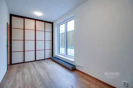 Pronájem 3+kk s velkou terasou a samostatnou garáží v ul. Bohdanečská, Praha 9 - Vinoř. - Photo 3
