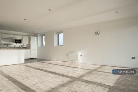 2 bedroom flat to rent - Photo 4