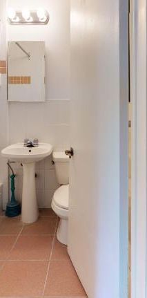 GHETTO MCGILL- 3 ½ RÉNOVÉ & MEUBLÉ – 1 CHAMBRE FERMÉE - Photo 1