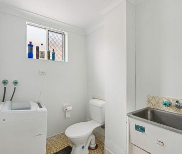 TWO BEDROOM GROUND FLOOR UNIT - Photo 2