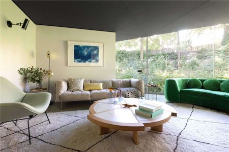 An unique opportunity to live in an architecturally designed house in Belsize Park. - Photo 2