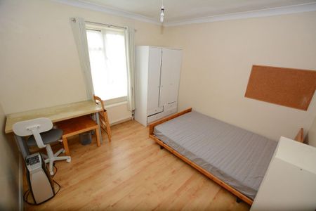 4 bedroom semi-detached house to rent - Photo 4