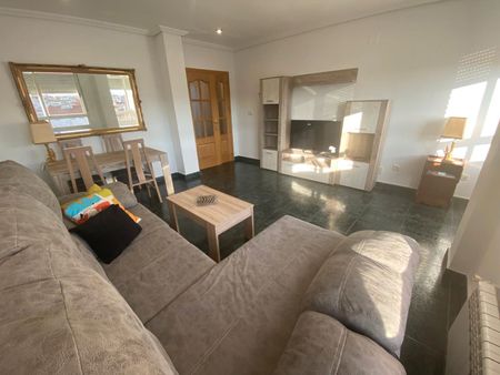 Apartamento de alquiler en Calle Feria, Fátima - Photo 3