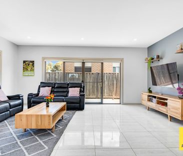 Vibrant and Contemporary Home in Perfect Location! - Photo 3