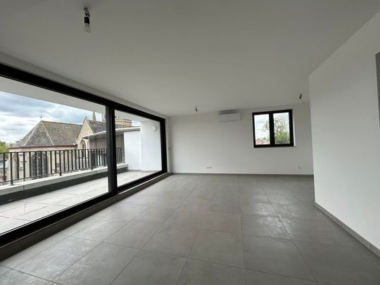 Zeer ruim appartement met 3 slaapkamers en prachtig terras gelegen op het plein van Handzame - Photo 1