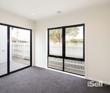 LIGHT-FILLED TOWNHOUSE CLOSE TO TRAINS, SHOPS & SCHOOLS - Photo 1