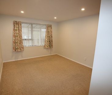 Somerfield – 3 Bedroom Renovated unit, Single Garage - Photo 2