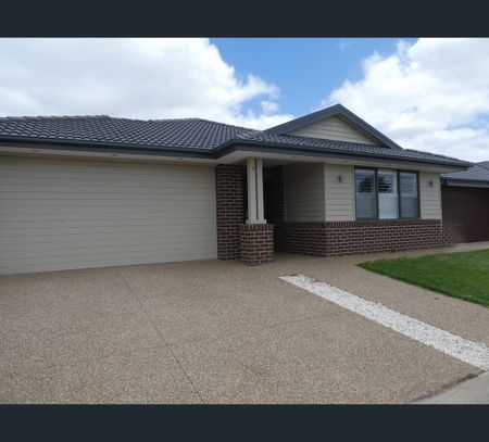 31 Thomas Crescent, Cranbourne, Vic 3977 - Photo 2