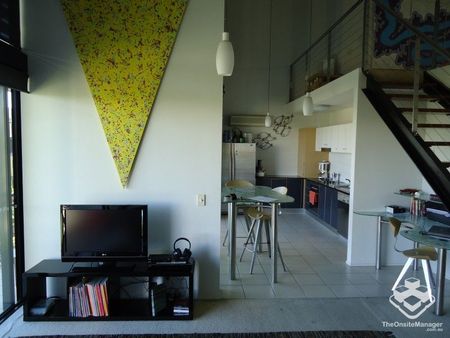 Furnished Penthouse Loft Apartment - Fantastic Views. - Photo 3