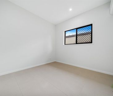 Lovely low-set unit, one bedroom with two living spaces - Photo 1