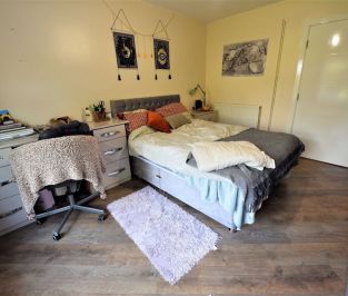 3 bedroom Flat in Flat 6, Leeds - Photo 3