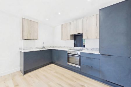 1 bedroom Flat in Vicarage Road, Camberley - Photo 2