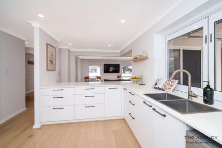 Beautifully Renovated Family Home in a Prime Location - Photo 3