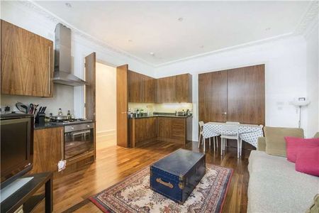 This lower ground floor flat benefits from good storage and a private garden, ideally located for Barons Court. - Photo 4