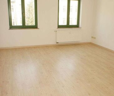 Frei ab 1.1.26 - Bad mit Fenster - begrünter Innenhof Laminat im 1. OG - Photo 1