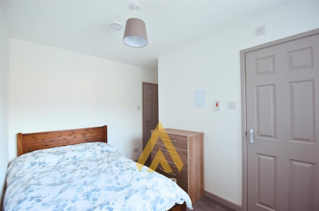 5 bedroom end of terrace house to rent - Photo 3