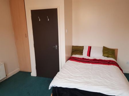 4 bedroom flat to rent - Photo 4